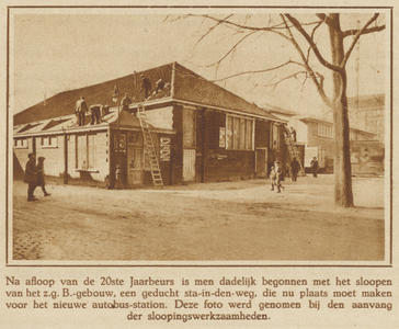 872455 Afbeelding van de sloop van het houten B-Gebouw van de Jaarbeurs op het Vredenburg te Utrecht. Het gebouw maakt ...